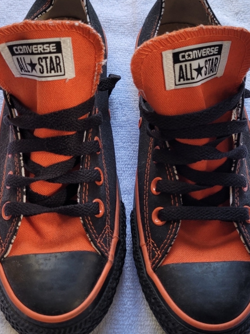 Convers All-Star Sneakers Black and Orange Low-Top Men 8.5 (Women 6.5)